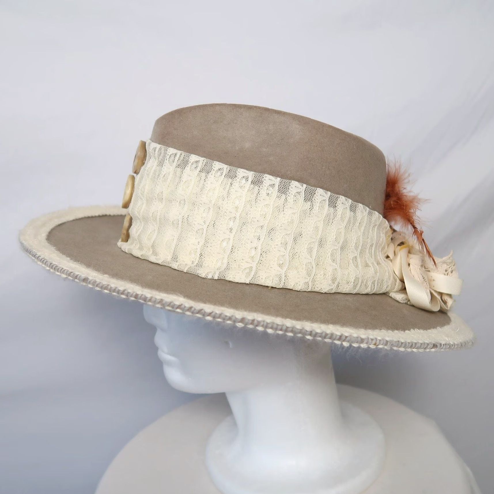 FELT VINTAGE Australian felt wool rancher hat with lace feather - taupe grey - wide brim - 6 7/8 - Hippy - 24" circumference - Excellent condition - Mens Size ONE SIZE - 4 Thumbnail