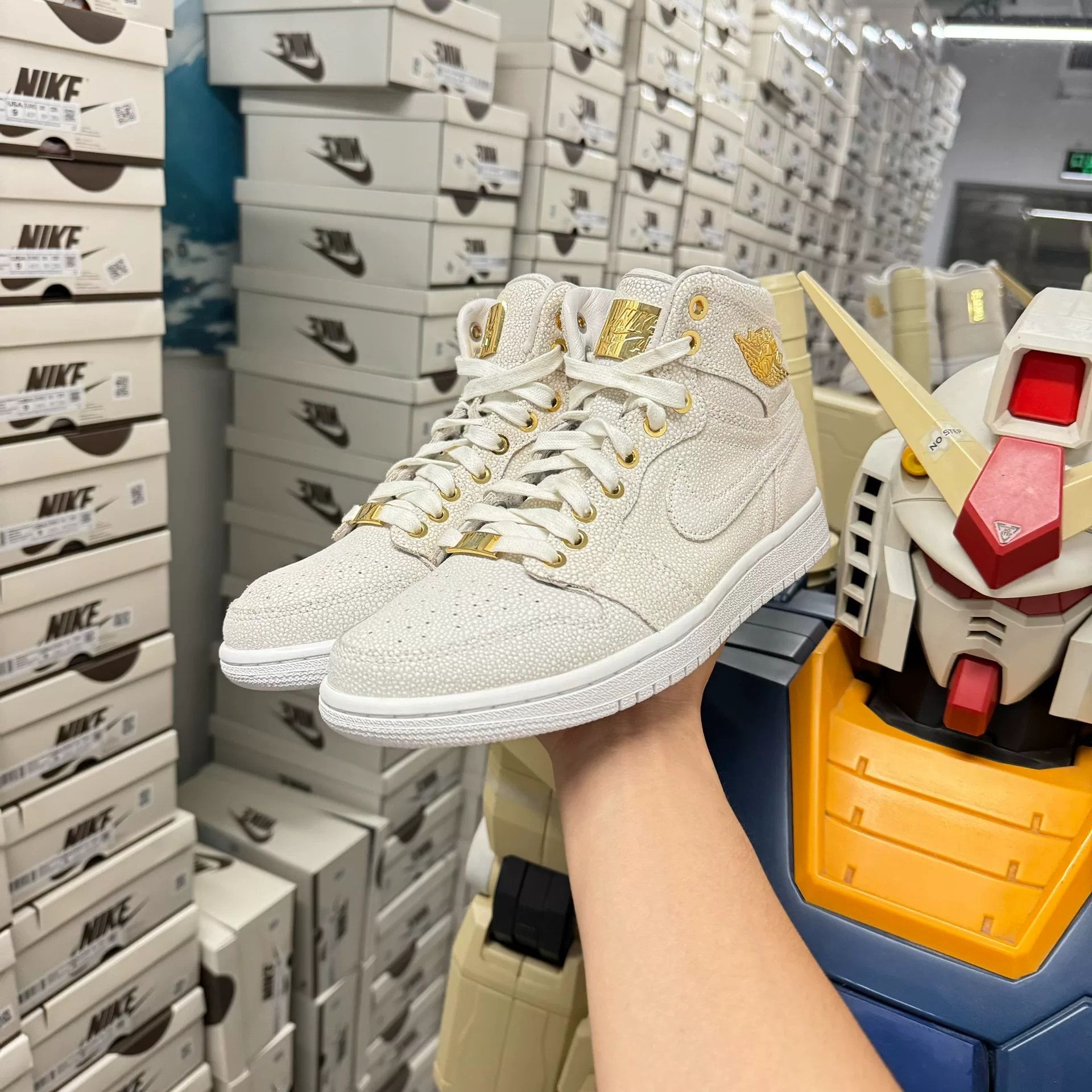 Nike Nike White Lowtop Sneakers 7.5 Men Size US 7.5 / EU 40-41 - 1 Thumbnail