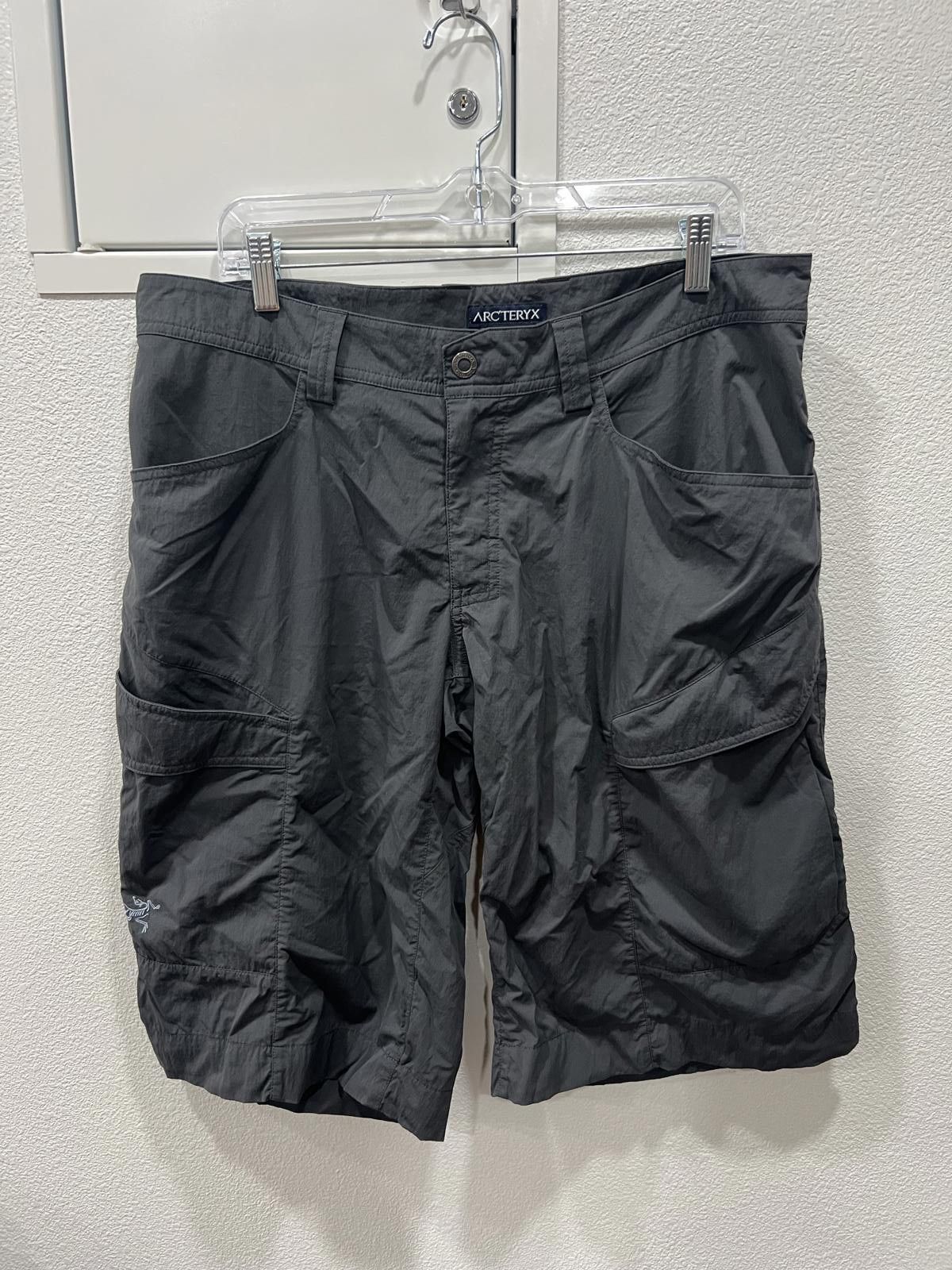Arc'teryx Older Arc'teryx Cargo Shorts Size US 34 / EU 50 - 1 Thumbnail