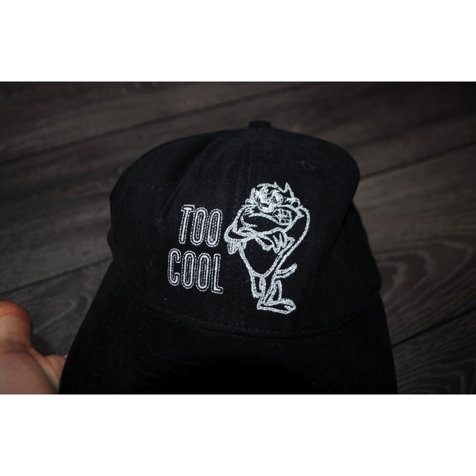 Vintage VINTAGE WARNER BROS STORE 1990'S TOO COOL TAZMANIA DEVIL TAZ BLACK BASEBALL CAP Size ONE SIZE - 2 Thumbnail