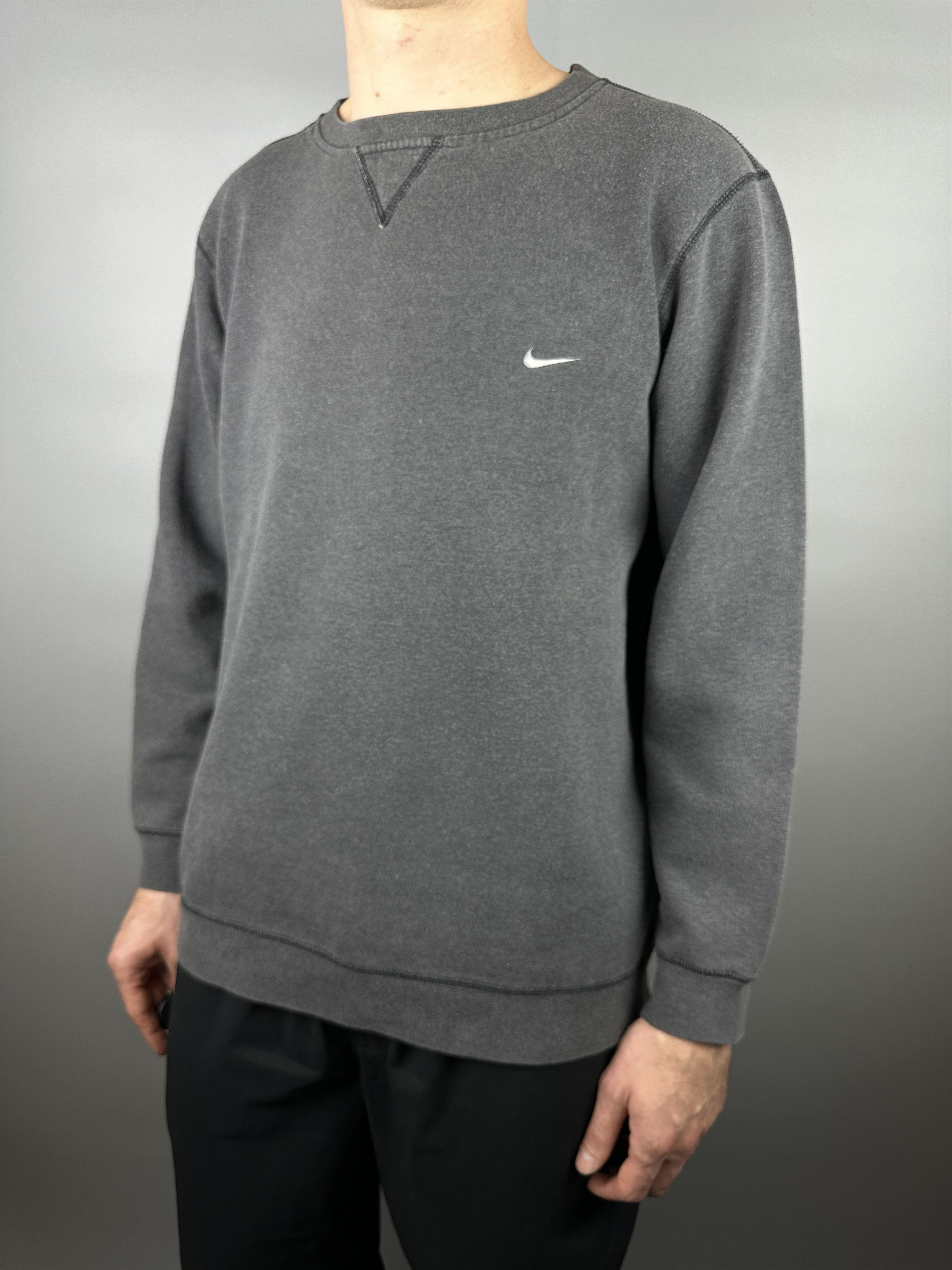 Nike 90s Vintage Nike Mini Logo Sweatshirt Crewneck Y2K Center Size US M / EU 48-50 / 2 - 3 Thumbnail