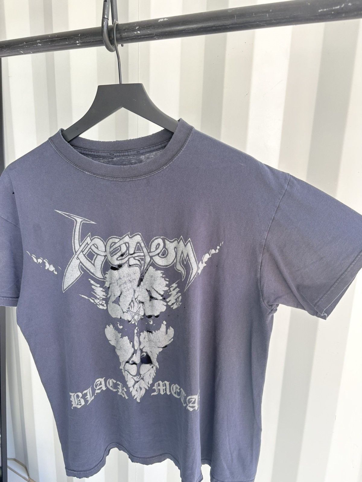 Band Tees Vintage Venom Black Metal Shirt Faded Distressed GRUNGE Size US XL / EU 56 / 4 - 3 Thumbnail