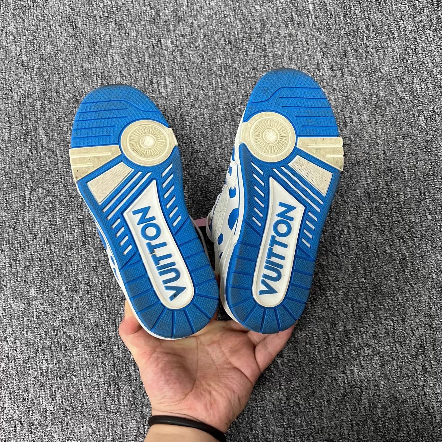 Louis Vuitton LV x Yayoi Kusama Blue White Polka Dot Trainer 35.5 99 Size US 5 / IT 35 - 6 Thumbnail