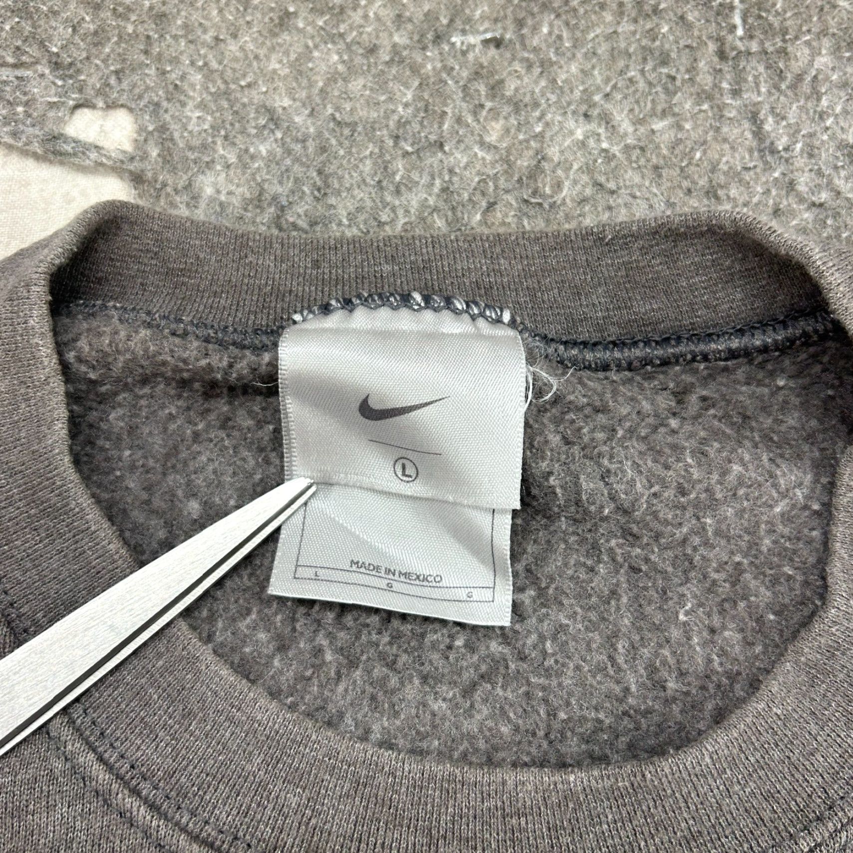 Nike VINTAGE Nike Sweatshirt Mens L Grey Pullover Crew Neck Swoosh Mini Check Y2K Cotton Fleece Logo Sweatshirt All Seasons Size US L / EU 52-54 / 3 - 5 Thumbnail