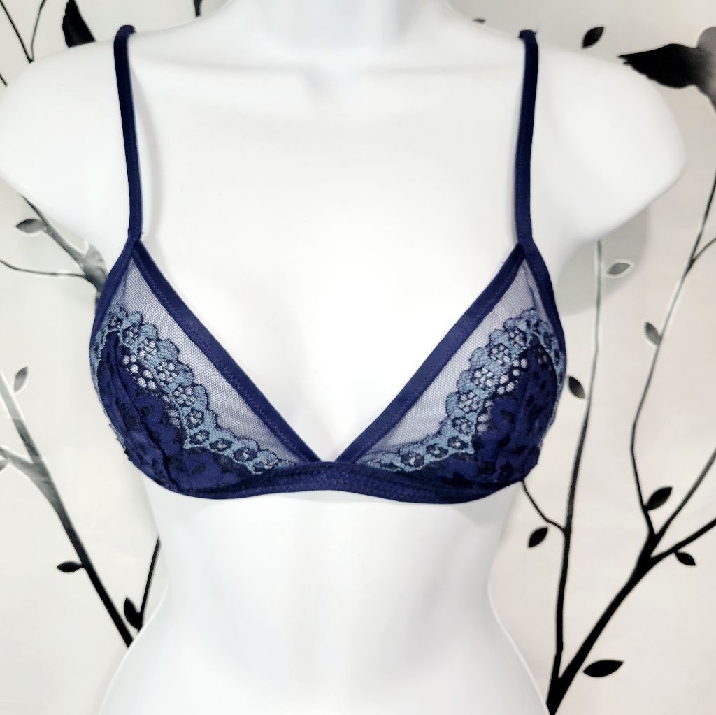 Victoria's Secret Victoria's Secret two-tone blue lace unlined bralette sz xs Size ONE SIZE - 4 Thumbnail