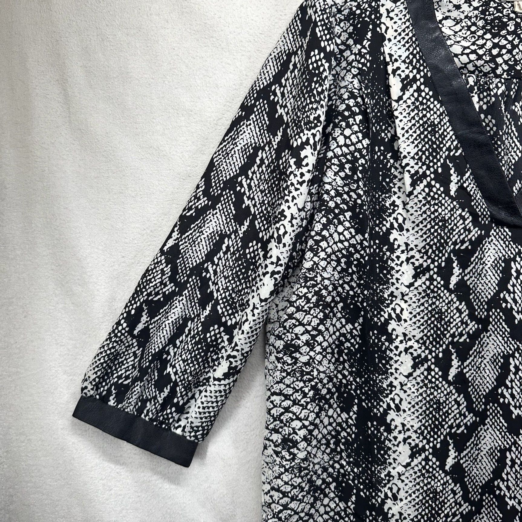 Vintage ECI Women’s Blouse Shirt Long Sleeve V-Neck Pullover Black Animal Print Tunic Medium Size M / US 6-8 / IT 42-44 - 5 Thumbnail