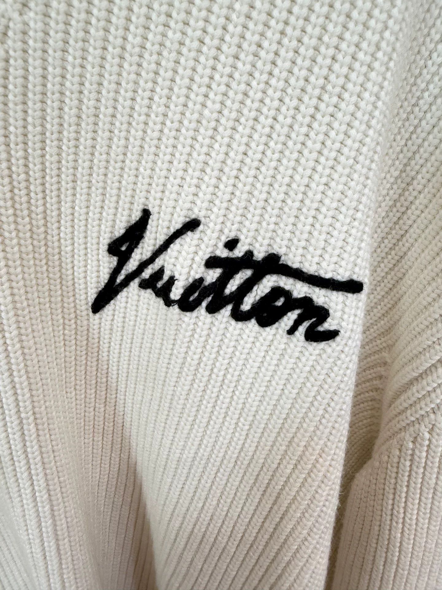 Louis Vuitton louis vuitton v-neck knit sweater Size US XS / EU 42 / 0 - 3 Thumbnail