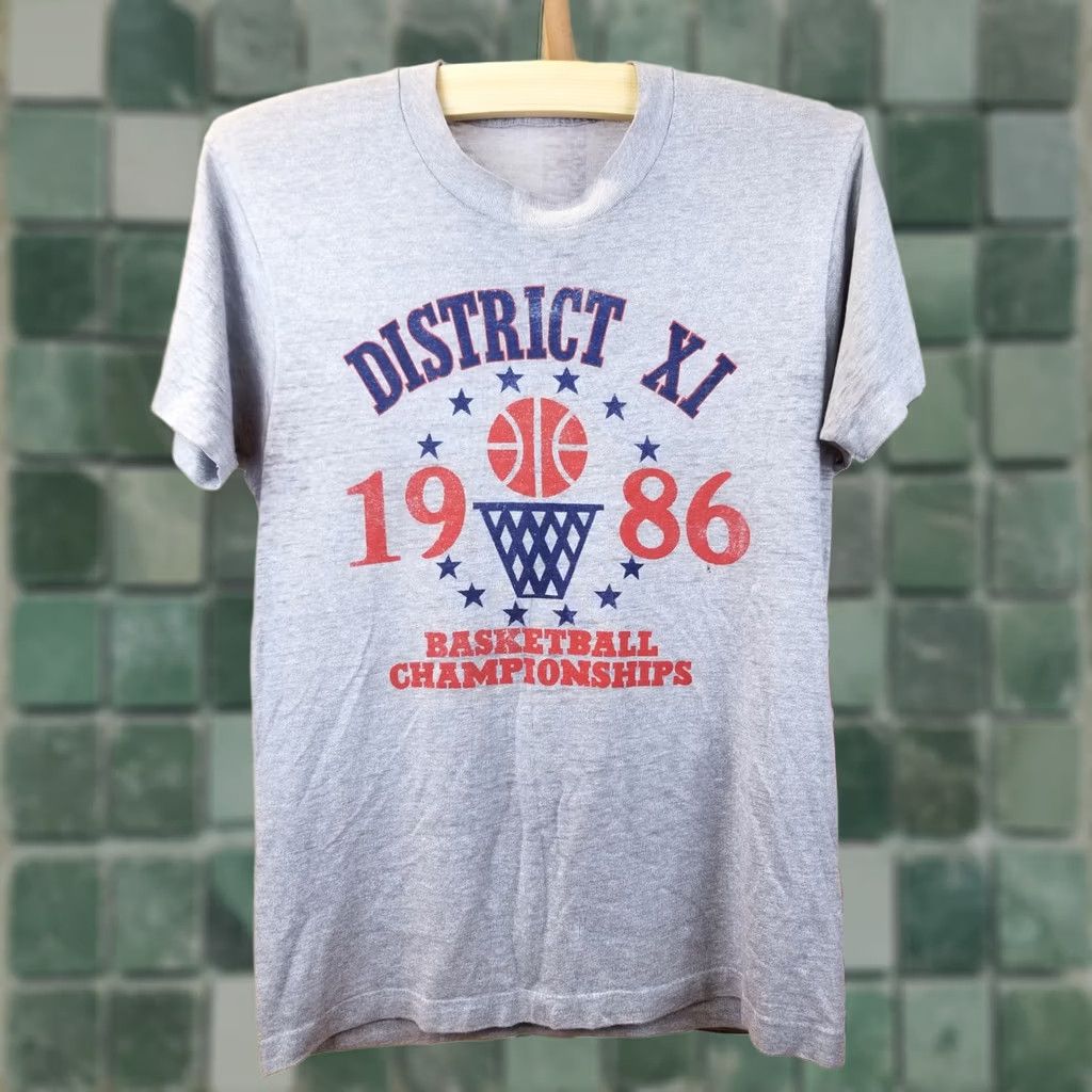Vintage VINTAGE 80' DISTRICT XI BASKETBALL CHAMPIONSHIPS T-SHIRT MEDIUM GRAY Size US M / EU 48-50 / 2 - 1 Thumbnail