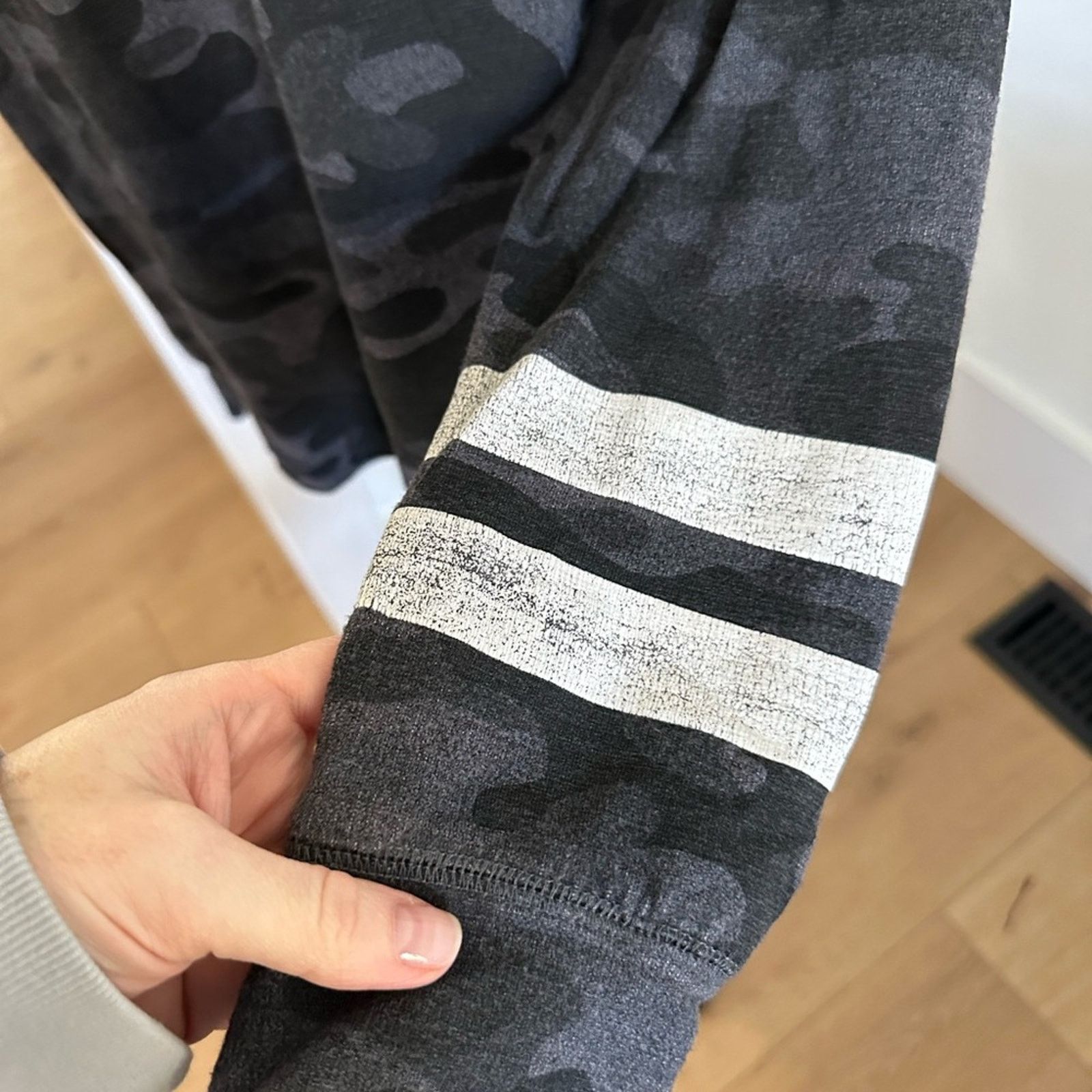 Sundry Sundry Soft Camo Stripe Sleeve Hoodie - size 2 Size M / US 6-8 / IT 42-44 - 4 Thumbnail