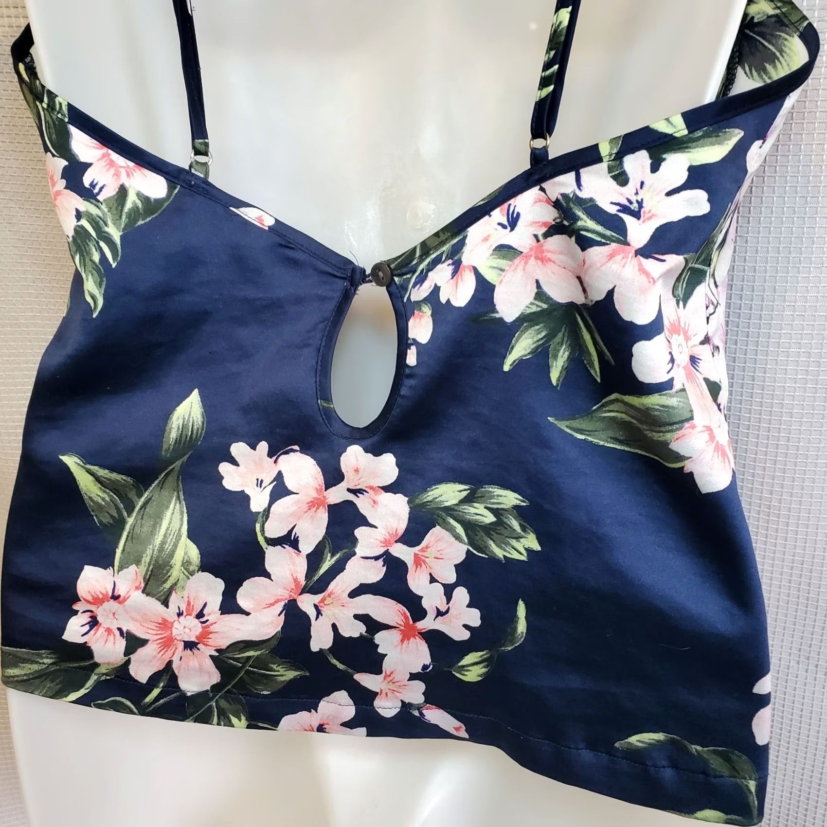 Victoria's Secret Victoria's Secret Camisole Blouse XS Floral Tropical Sleeveless Scoop Neck Pullover Summer Casual Womens Blue Satin Polyester Size XS / US 0-2 / IT 36-38 - 4 Thumbnail
