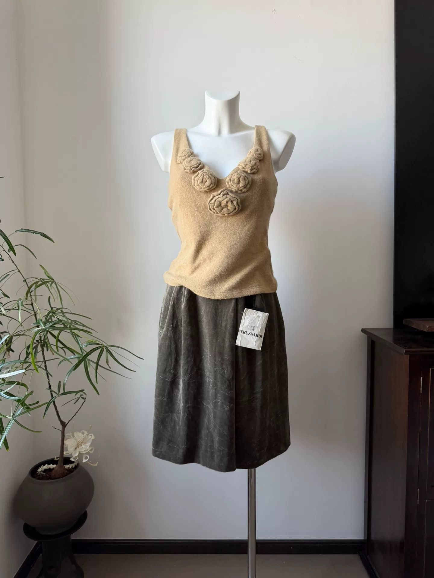 Moschino MOSCHINO Cashmere Khaki Knit Flower Vest Size M / US 6-8 / IT 42-44 - 1 Thumbnail