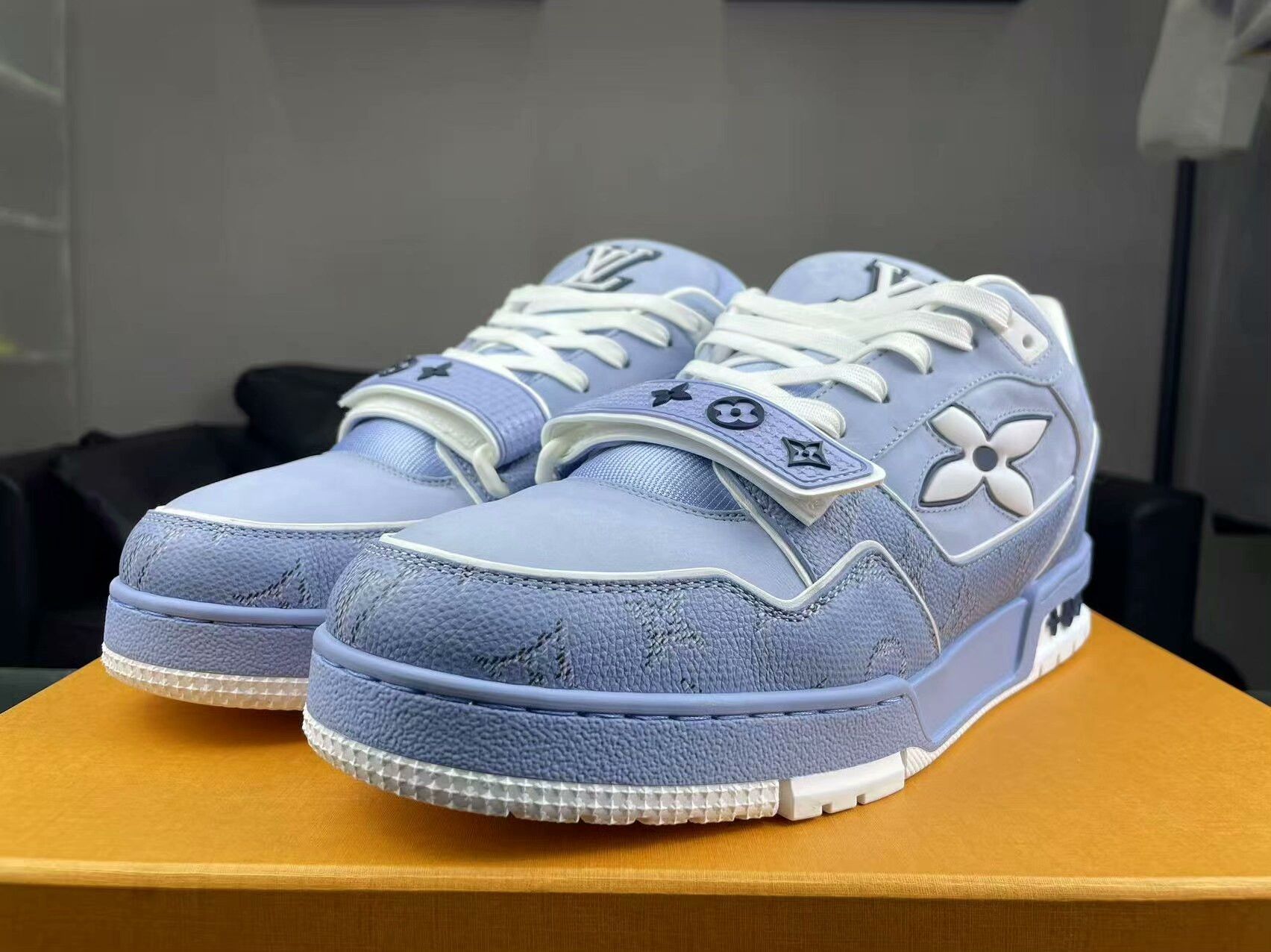 Louis Vuitton Louis Vuitton Training Lowtop Sneakers 9.5 Men Size US 9.5 / EU 42-43 - 1 Thumbnail