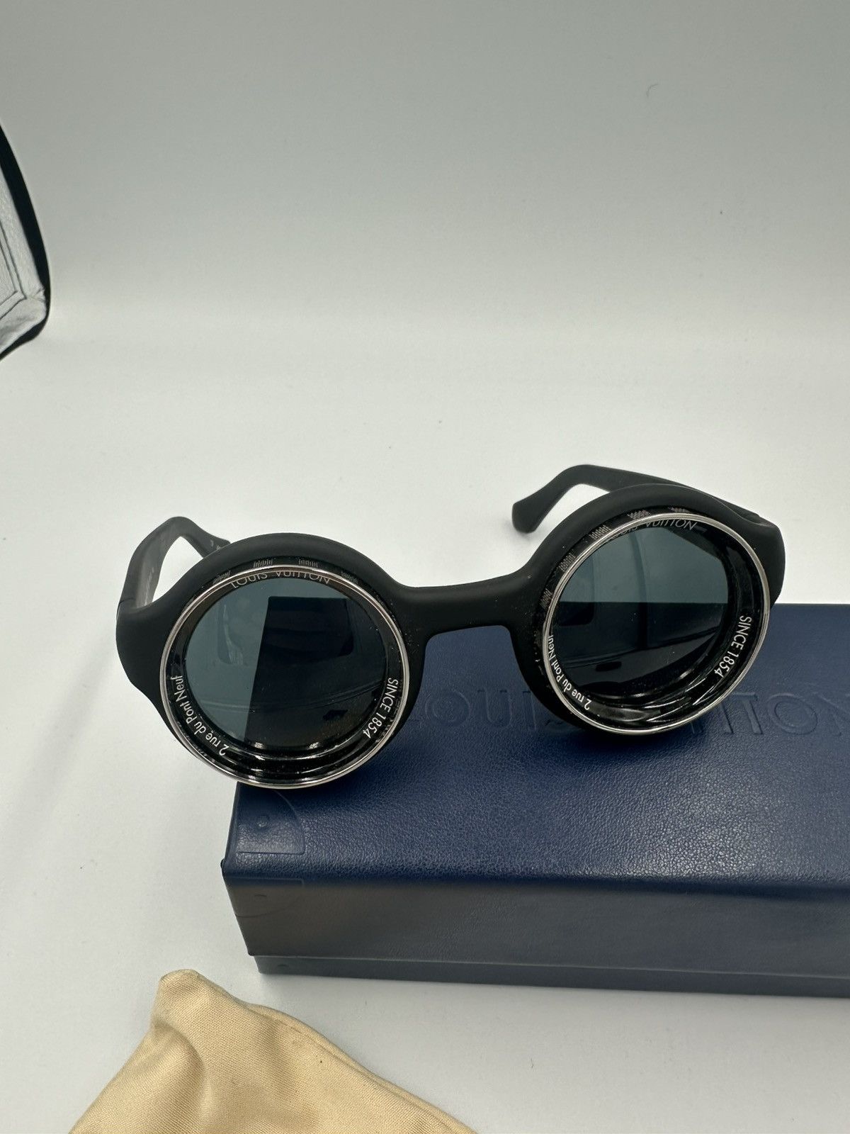 Louis Vuitton Louis Vuitton Camera Lens Sunglasses Size ONE SIZE - 3 Thumbnail