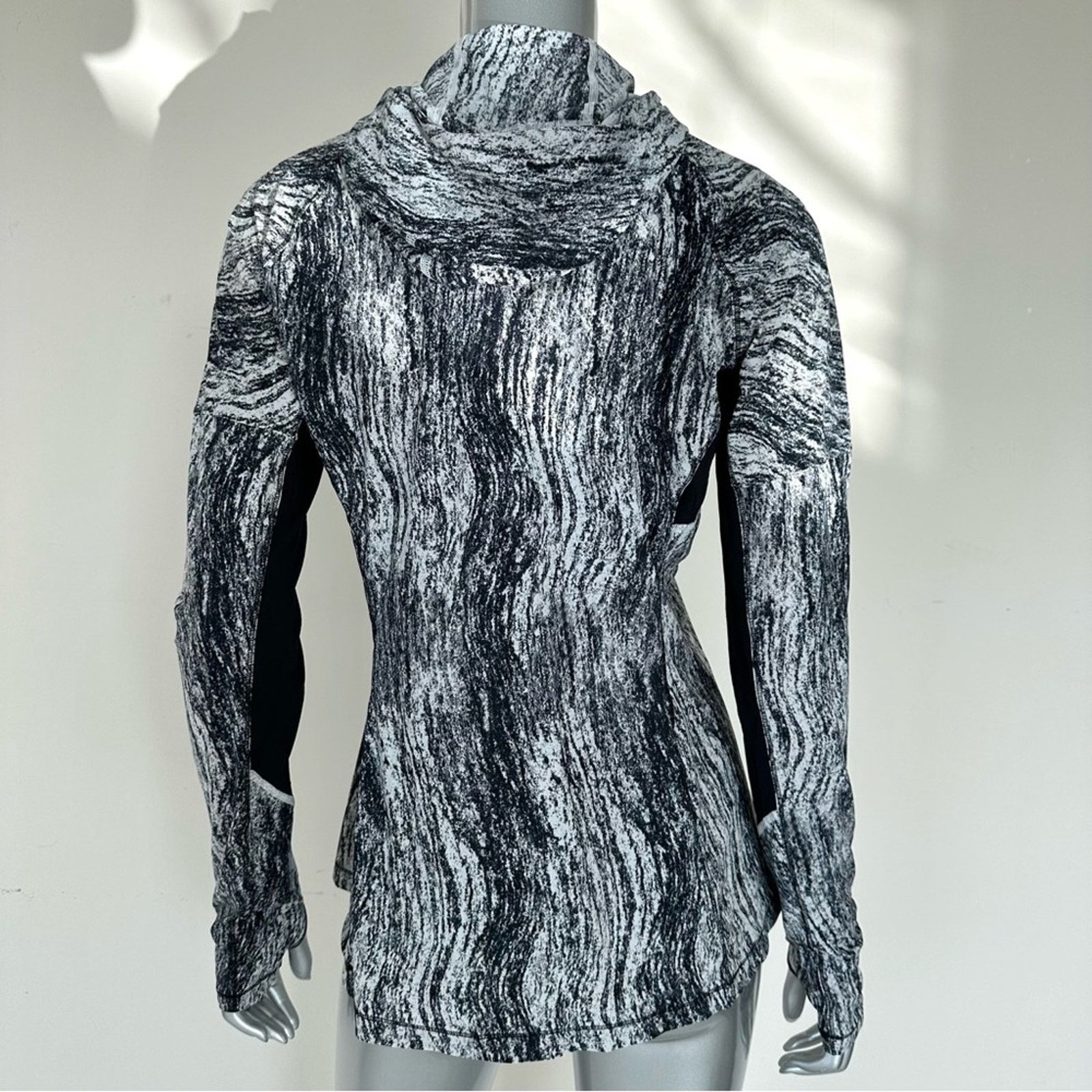 Lululemon Lululemon Athletica women long sleeve top size 6 Size M / US 6-8 / IT 42-44 - 4 Thumbnail