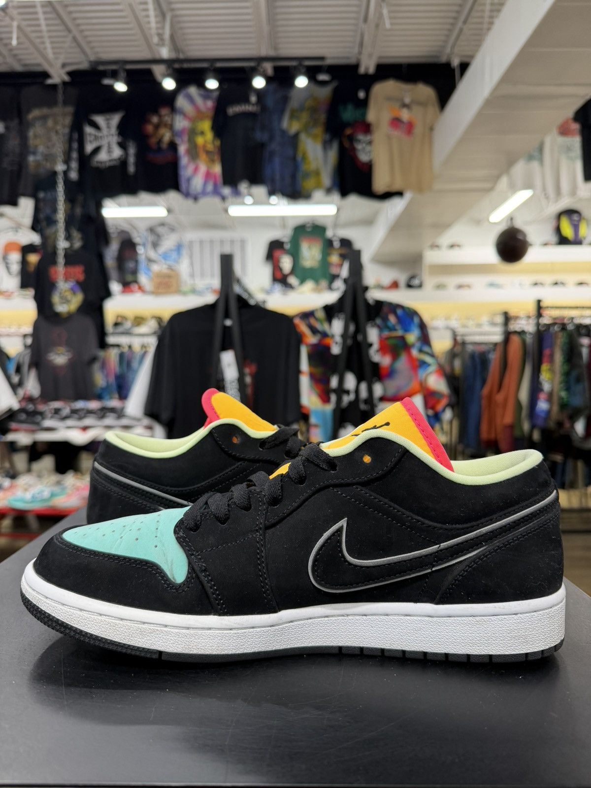 Jordan Brand Jordan 1 Low Black Aurora Green Laser Orange Size 9 (2020) Size US 9 / EU 42 - 4 Thumbnail