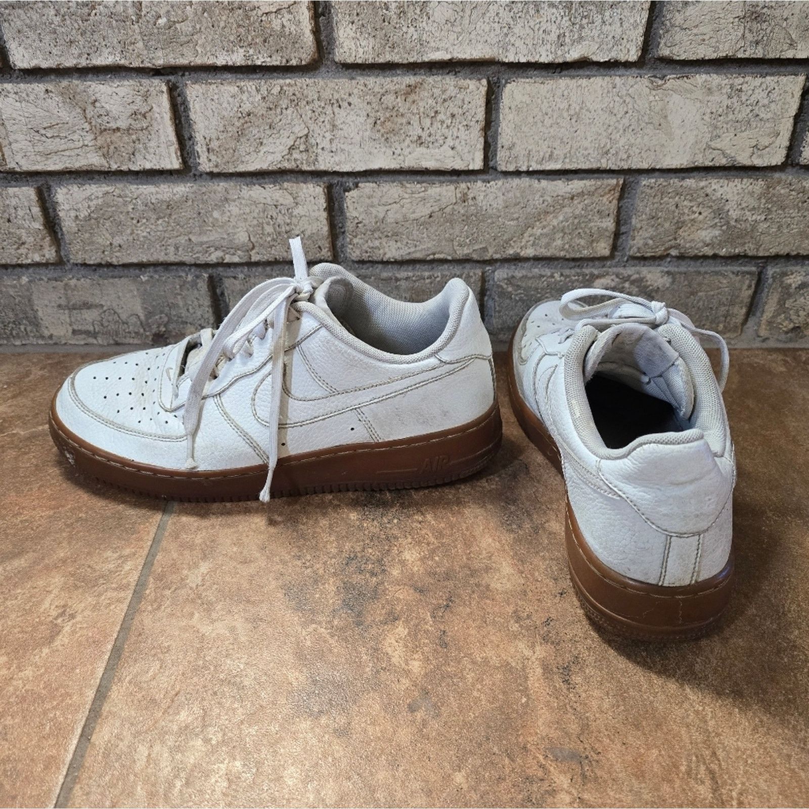 Nike White Classic | NIKE | Low Top Sneaks Size US 9 / EU 42 - 1 Thumbnail