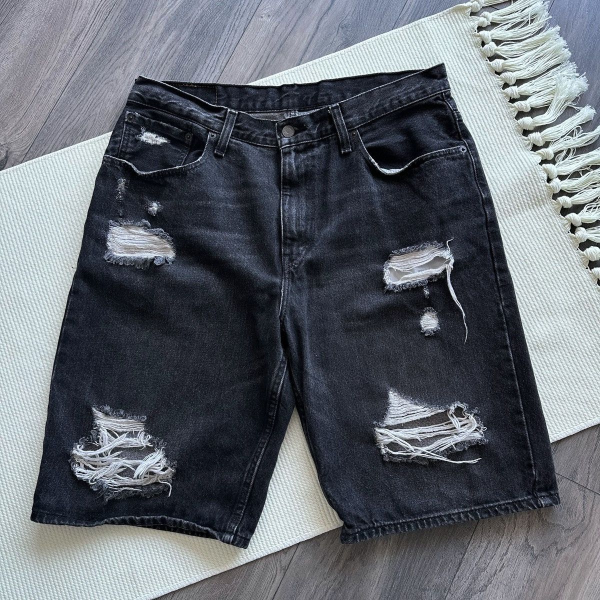 Levi's Levis 569 Loose Straight Distressed Black Jean Shorts Size US 33 - 1 Thumbnail