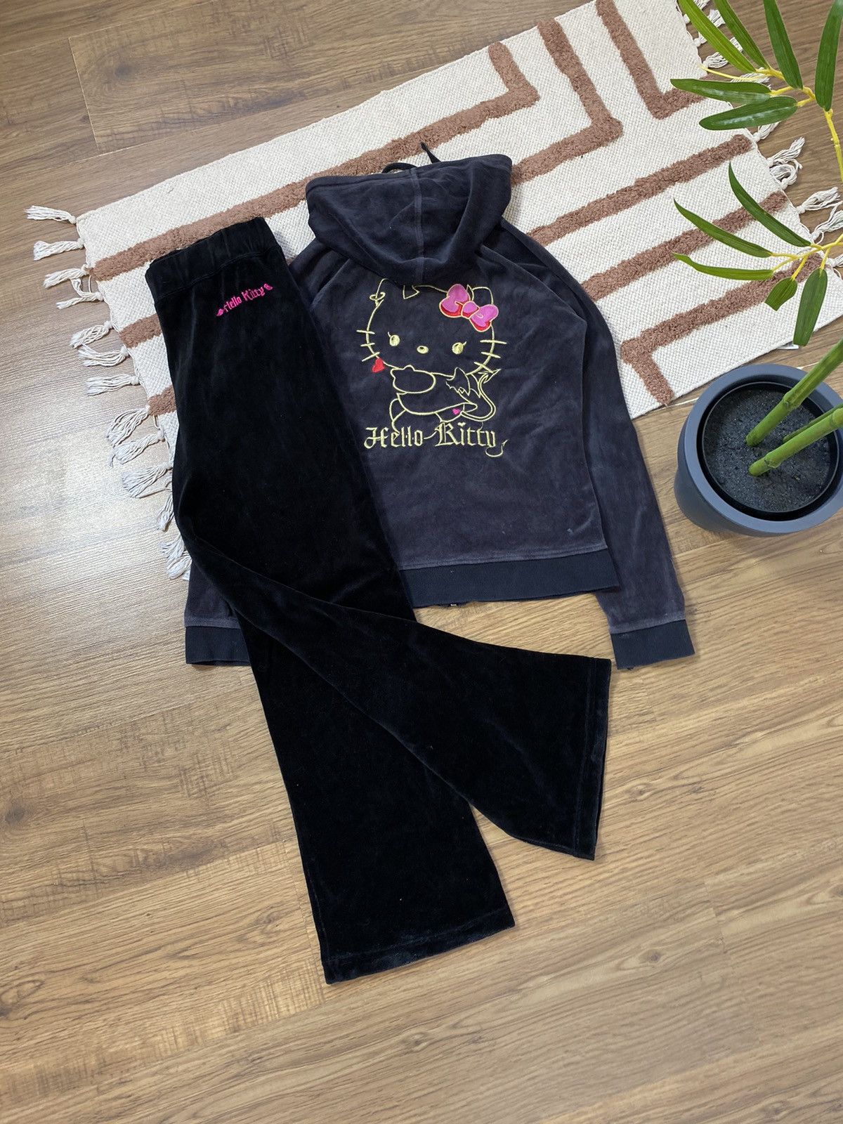 Cartoon Network VINTAGE HELLO KITTY VELOUR TRACKSUIT SET HOODIE/PANTS Size M / US 6-8 / IT 42-44 - 1 Thumbnail