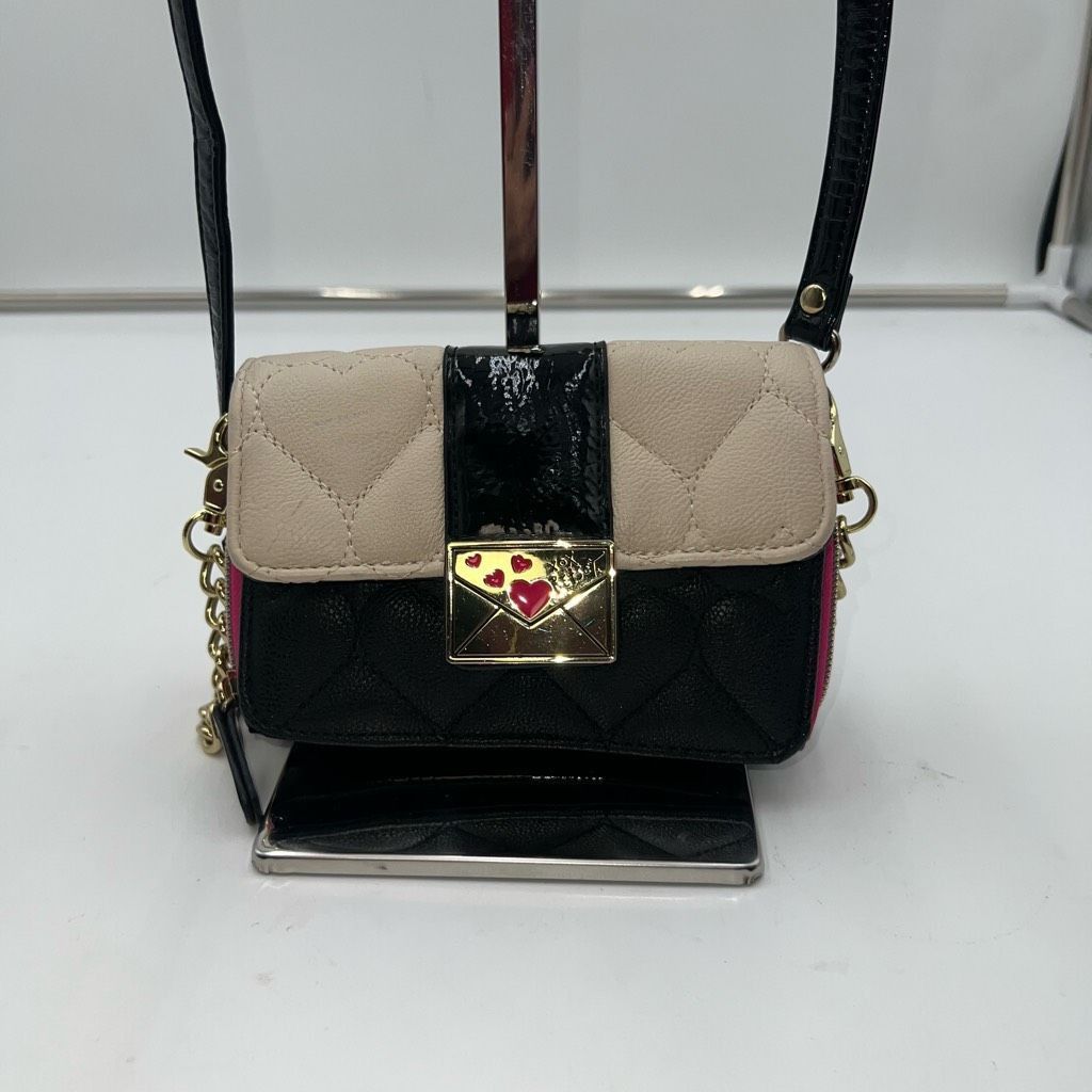 Betsey Johnson Betsey Johnson Heart Quilted Love Letter Cross Body Bag Clut Size ONE SIZE - 8 Thumbnail