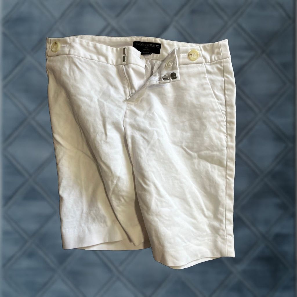 Banana Republic Banana Republic White Solid Chino Stretch Shorts Size 2P Petites Woman | Chino Shorts | White | 11 in Inseam | Cotton Spandex | Petite Womens Shorts Size 26" / US 2 / IT 38 - 1 Thumbnail