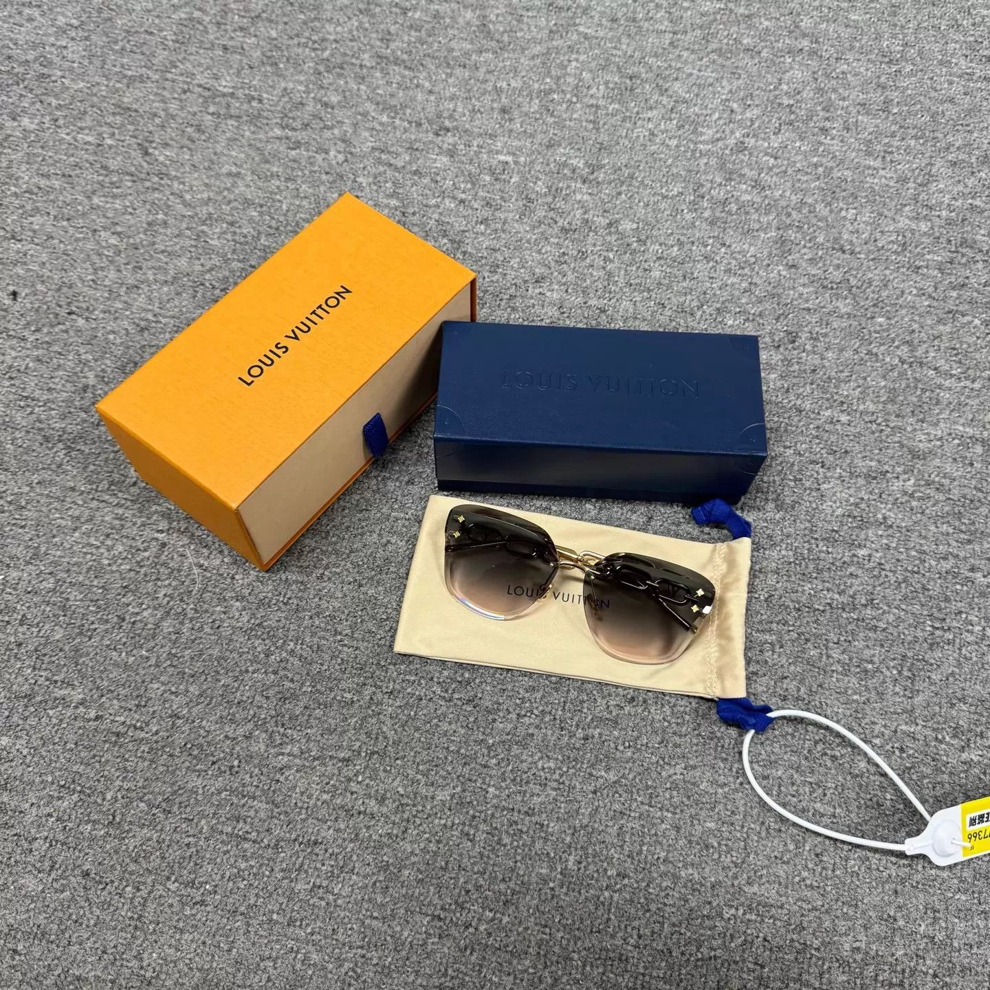 Louis Vuitton LV Cat Eye Sunglasses Gold Chain Gradient 99 New Box Size ONE SIZE - 1 Thumbnail