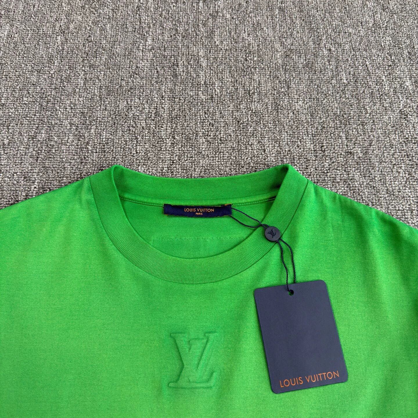 Louis Vuitton LV Embossed Logo Green Short Sleeve M Near New Size US M / EU 48-50 / 2 - 3 Thumbnail