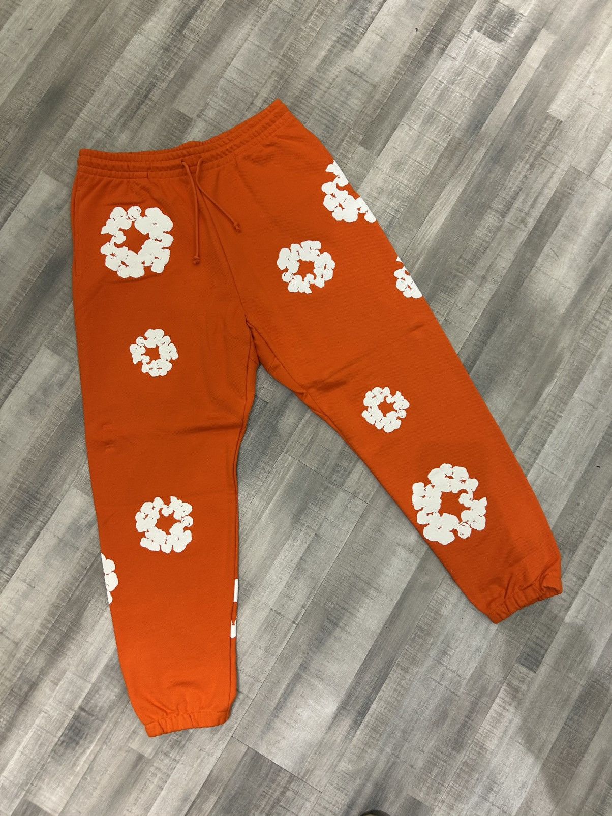 DENIM TEARS Denim Tears Cotton Wreath Sweatpants Size US 30 / EU 46 - 1 Thumbnail