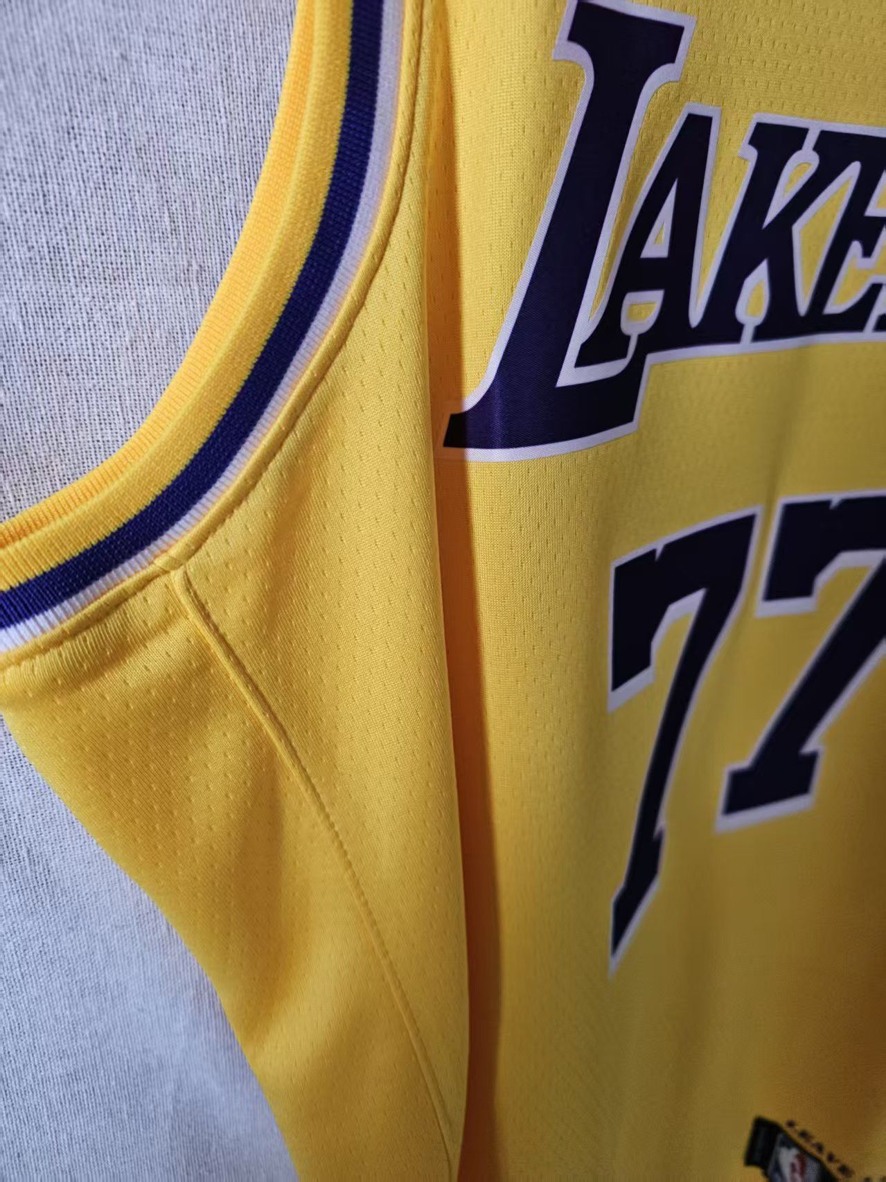 NBA Luka Dončić Jersey Los Angeles Lakers Yellow 77 Jersey L Size US L / EU 52-54 / 3 - 3 Thumbnail