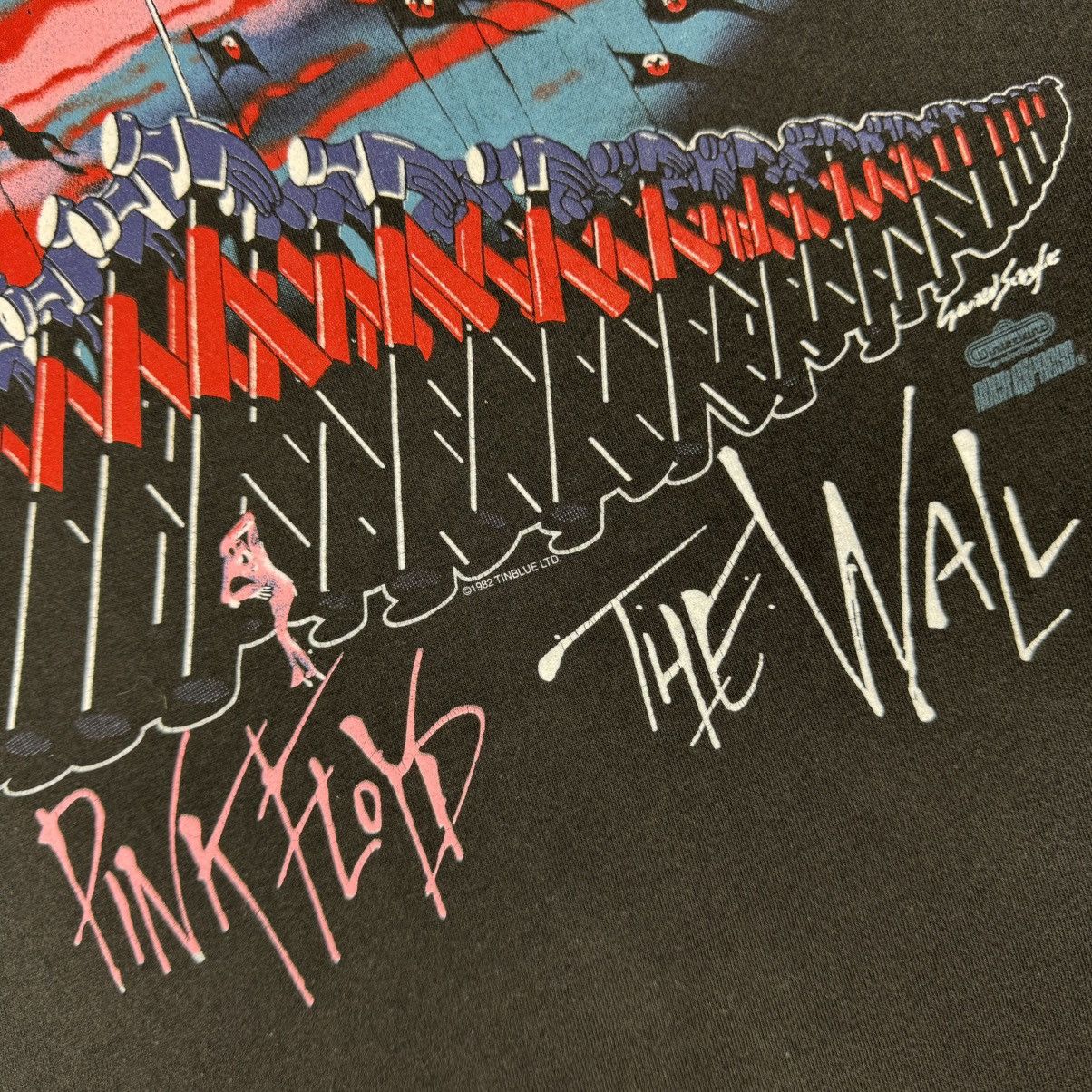 Band Tees Vintage Faded Pink Floyd The Wall "Marching Hammers" T-shirt Size US L / EU 52-54 / 3 - 8 Thumbnail