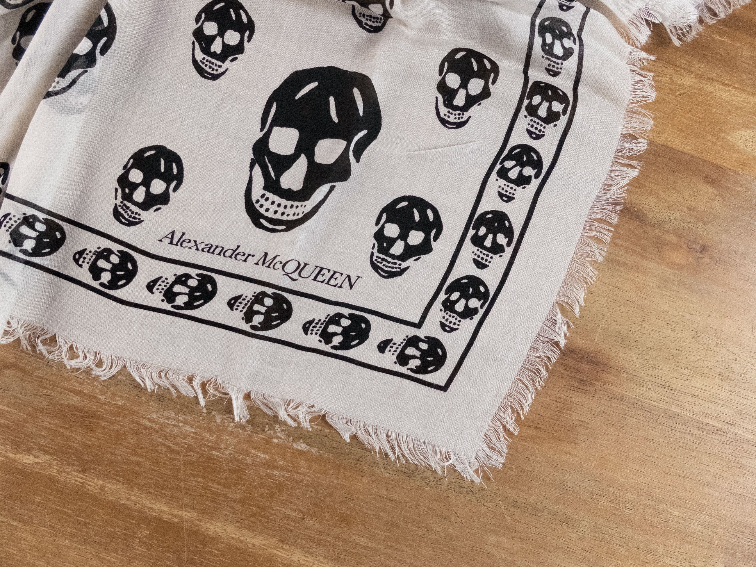 Alexander McQueen ALEXANDER MCQUEEN white & black skull print modal silk scarf Size ONE SIZE - 3 Thumbnail