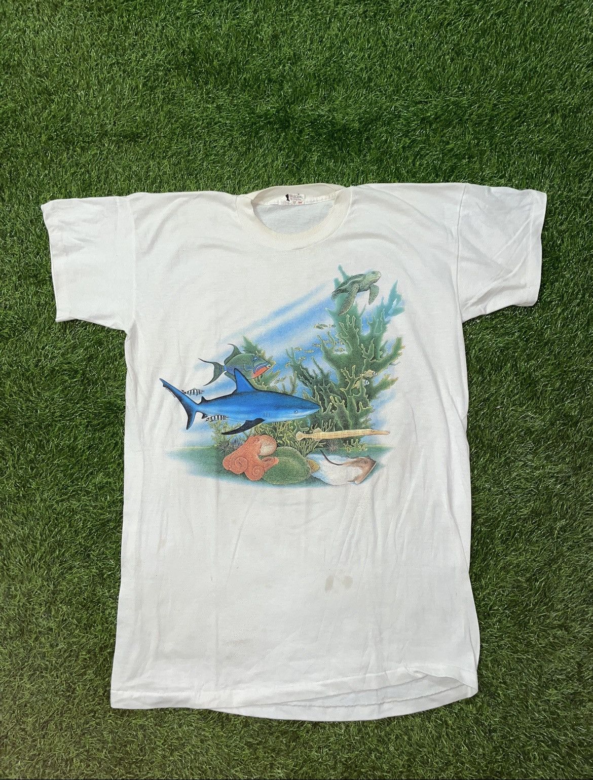 Vintage Vintage 1988 Sea Ocean Fish Tee Shirt Size One Size Size US L / EU 52-54 / 3 - 1 Thumbnail