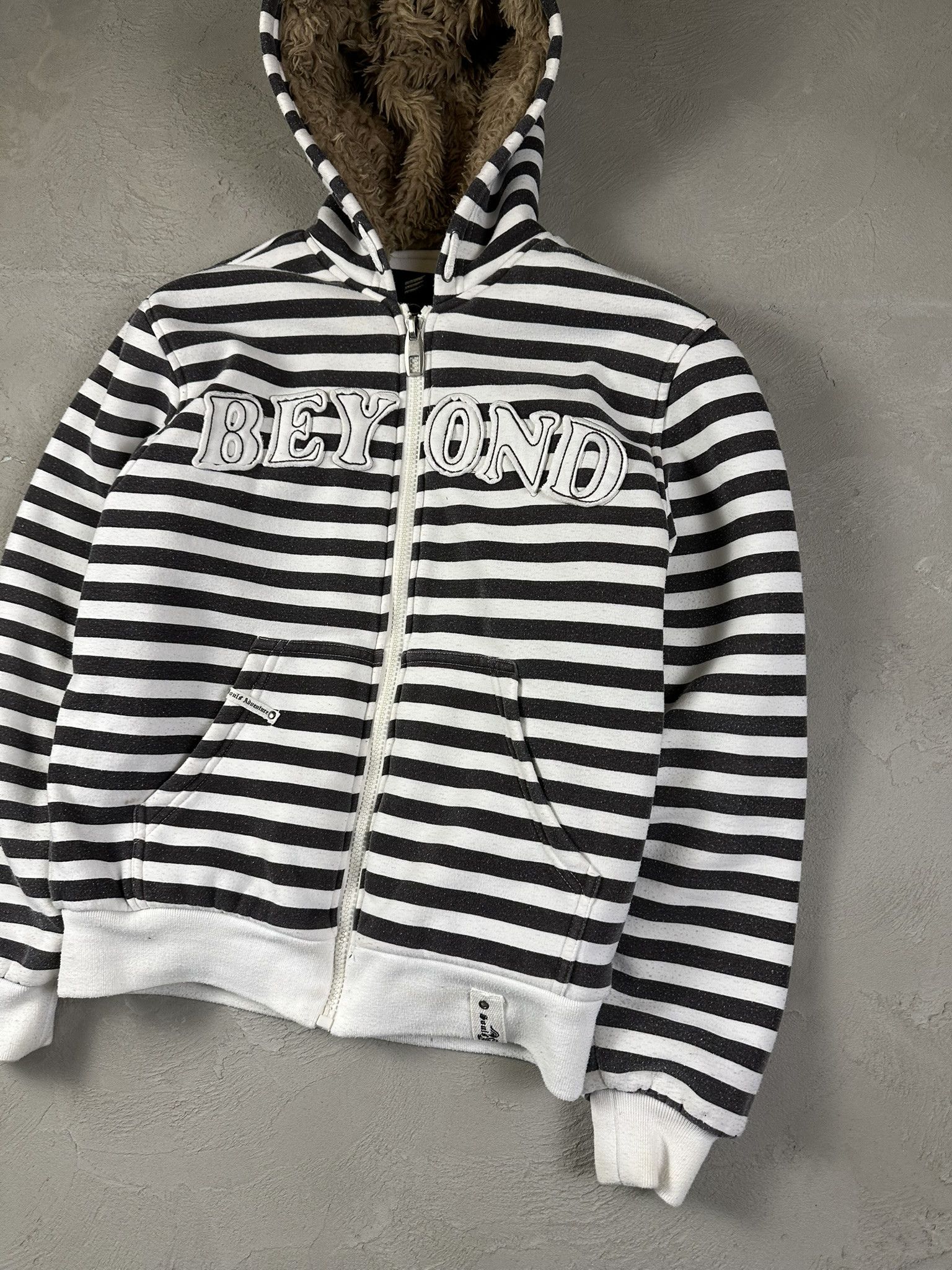 Japanese Brand Vintage Y2k Fur Hood Zip Stripped Hoodie Size US XL / EU 56 / 4 - 3 Thumbnail