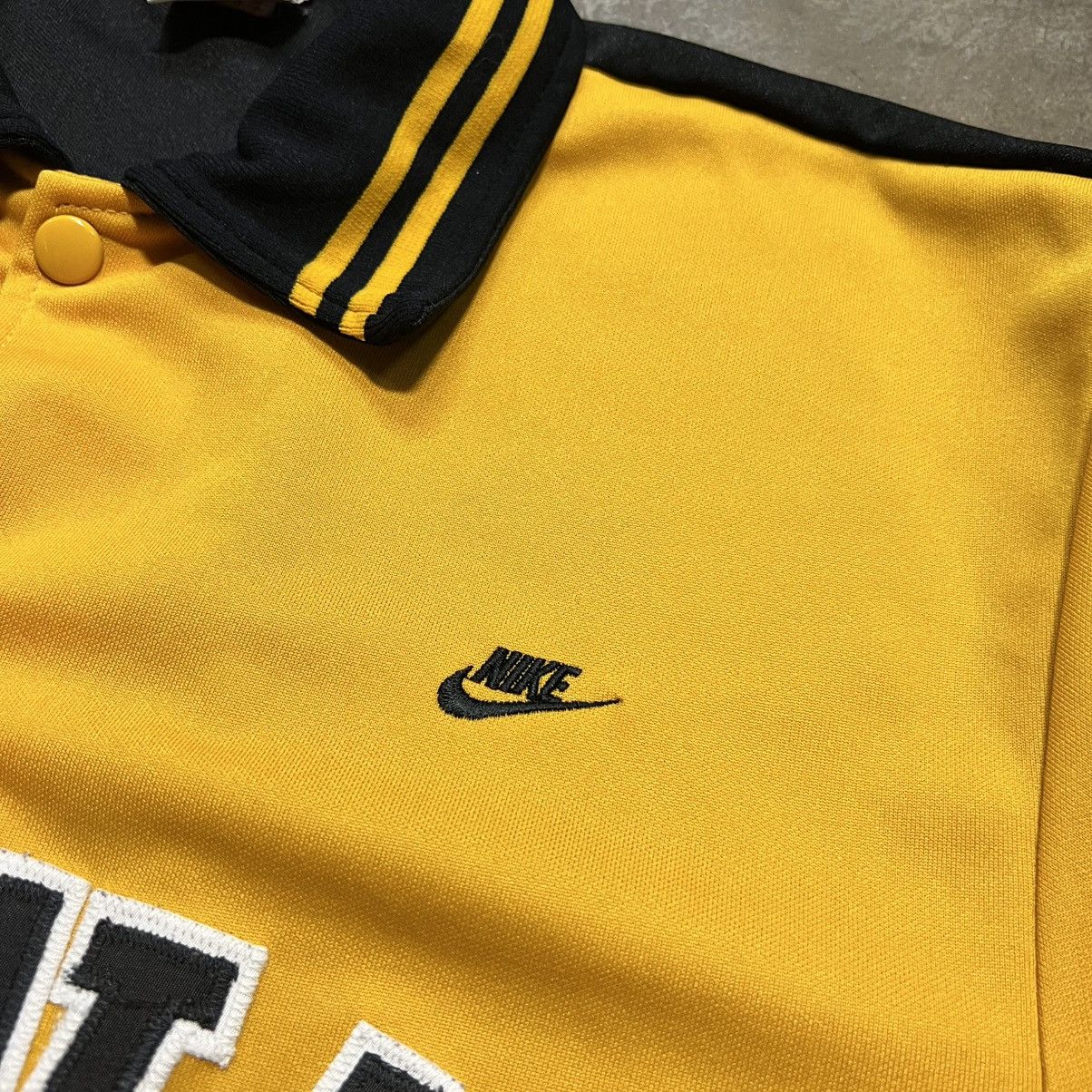 Nike Vintage 80s Iowa Hawkeyes Nike Basketball Warm Up Shirt USA Size US XL / EU 56 / 4 - 9 Thumbnail