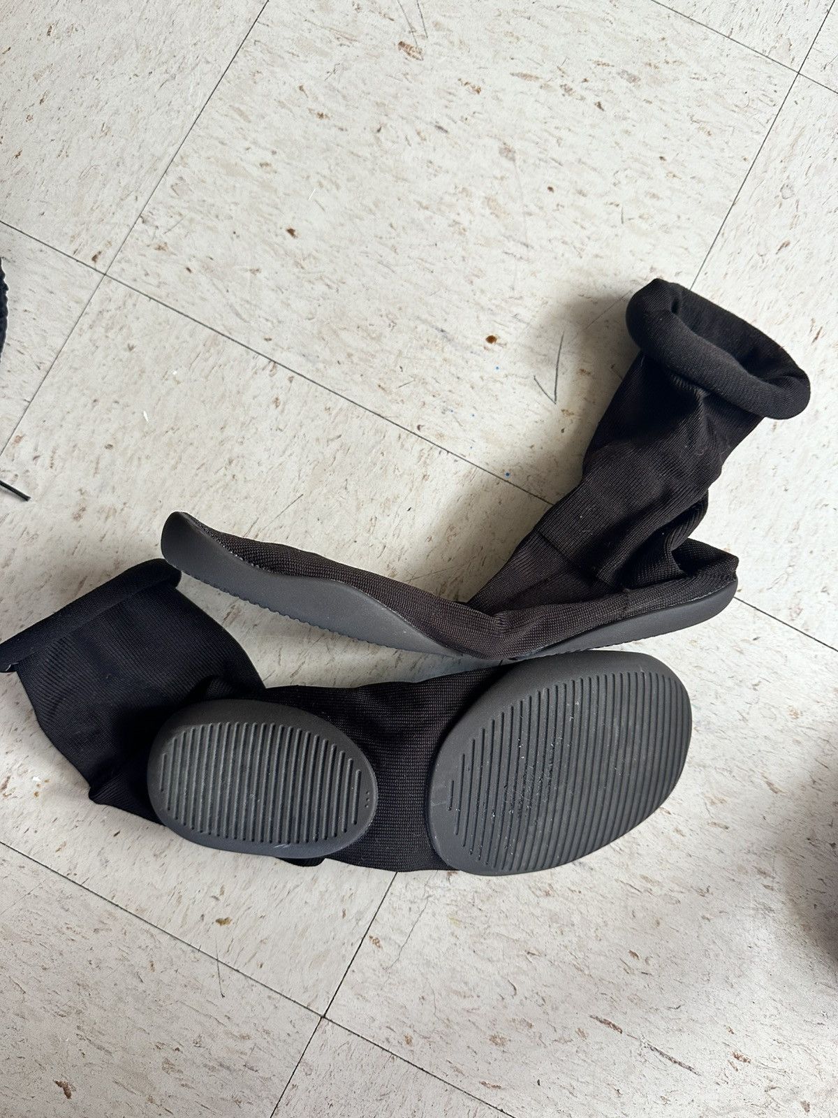 Yeezy Yeezy Pods Size US 10 / EU 43 - 4 Thumbnail