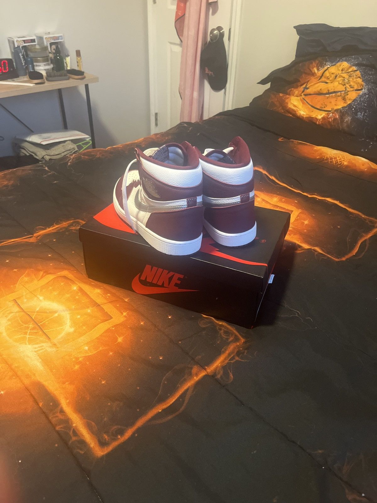 Jordan Brand Jordan 1 High Top OG Bordeaux Size US 12 / EU 45 - 5 Thumbnail