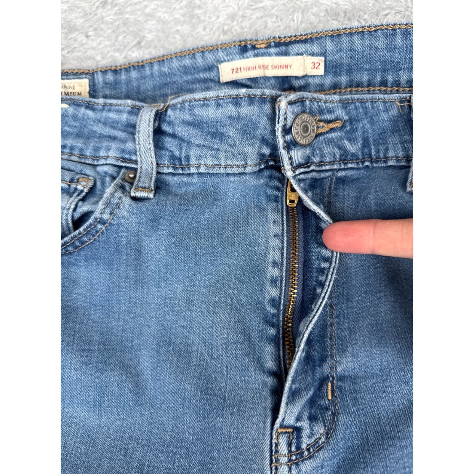 Levi's Levi's Jeans Women 32 Blue Denim Skinny High Rise 700 Series Regular Inseam 29 in 5-Pocket Cotton Blend Distressed Mid Rise Size 24" / US 00 / IT 34 - 5 Thumbnail