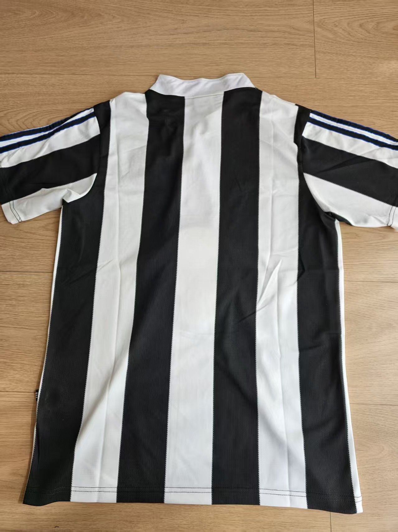 Other 1995-97 Newcastle Soccer Jersey Size US M / EU 48-50 / 2 - 4 Thumbnail