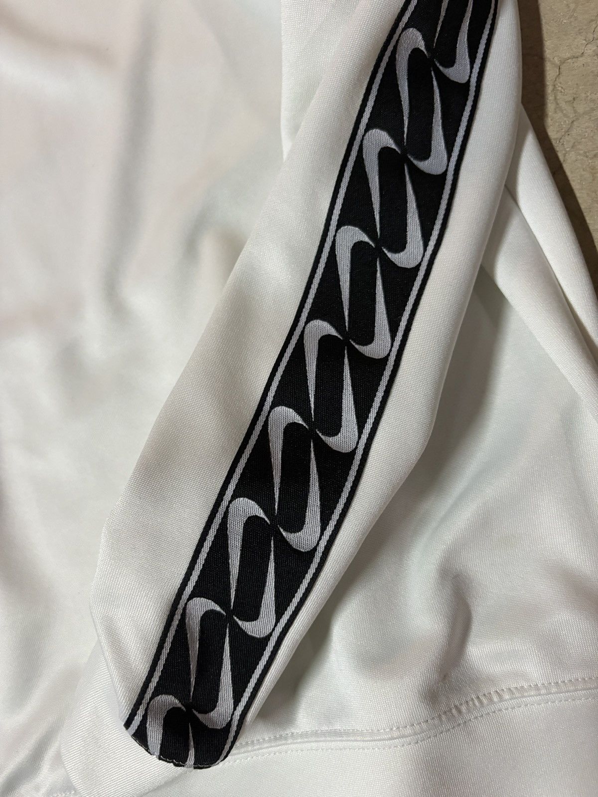 Nike Nike Center Logo Sleeve Swoosh Hit Hoodie White Size Large Size US L / EU 52-54 / 3 - 5 Thumbnail