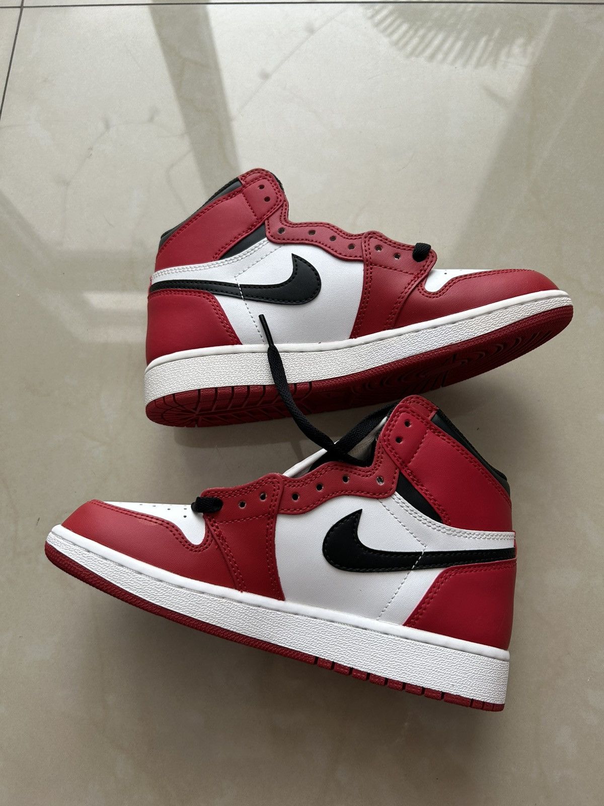 Jordan Brand 2015 Jordan 1 Chicago gs Size US 5 / IT 35 - 2 Thumbnail