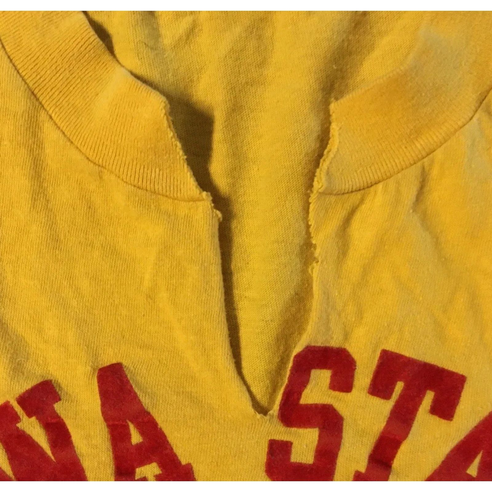 Vintage VINTAGE Iowa State Thrashed Faded Flock Shirt S Men Yellow 80s 90s College Sports Rock Music USA USA College Thrashed Track & Field PE Shirt Men Size US S / EU 44-46 / 1 - 4 Thumbnail