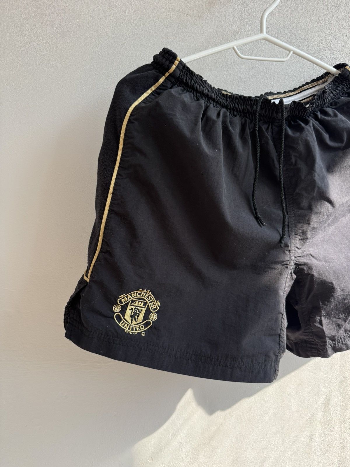 Umbro MANCHESTER UNITED 2001 2002 AWAY FOOTBALL SOCCER SHORTS Size US 30 / EU 46 - 3 Thumbnail