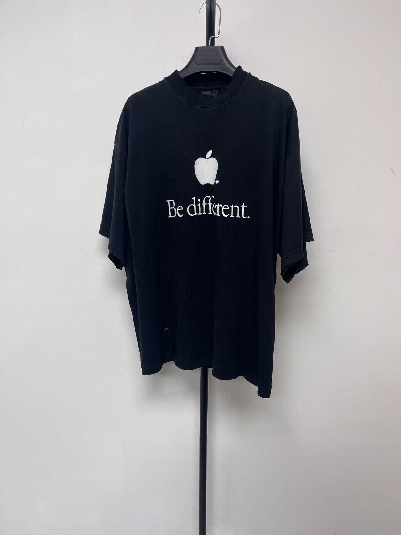 Balenciaga Balenciaga Be Different Apple Logo T-Shirt Size US M / EU 48-50 / 2 - 1 Thumbnail
