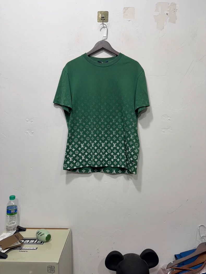 Louis Vuitton Louis Vuitton Green gradient logo short-sleeved T-shirt Size US L / EU 52-54 / 3 - 1 Thumbnail