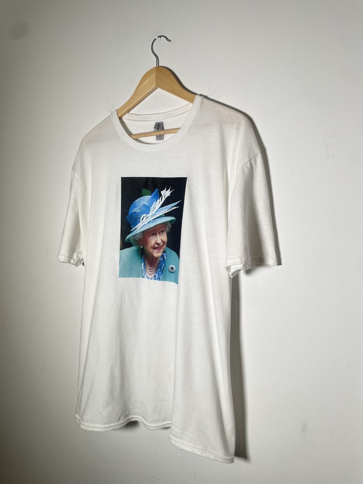 Gildan Queen Elizabeth II Graphic Tee - Gildan Softstyle - XL Size US XL / EU 56 / 4 - 2 Thumbnail