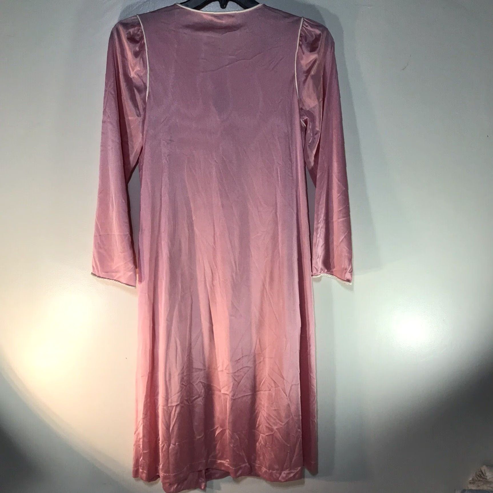 Vintage VINTAGE Vanity Fair Pink Full Button Gown Womens M USA 1980s Embroidered Floral Scalloped Neckline Size ONE SIZE - 4 Thumbnail
