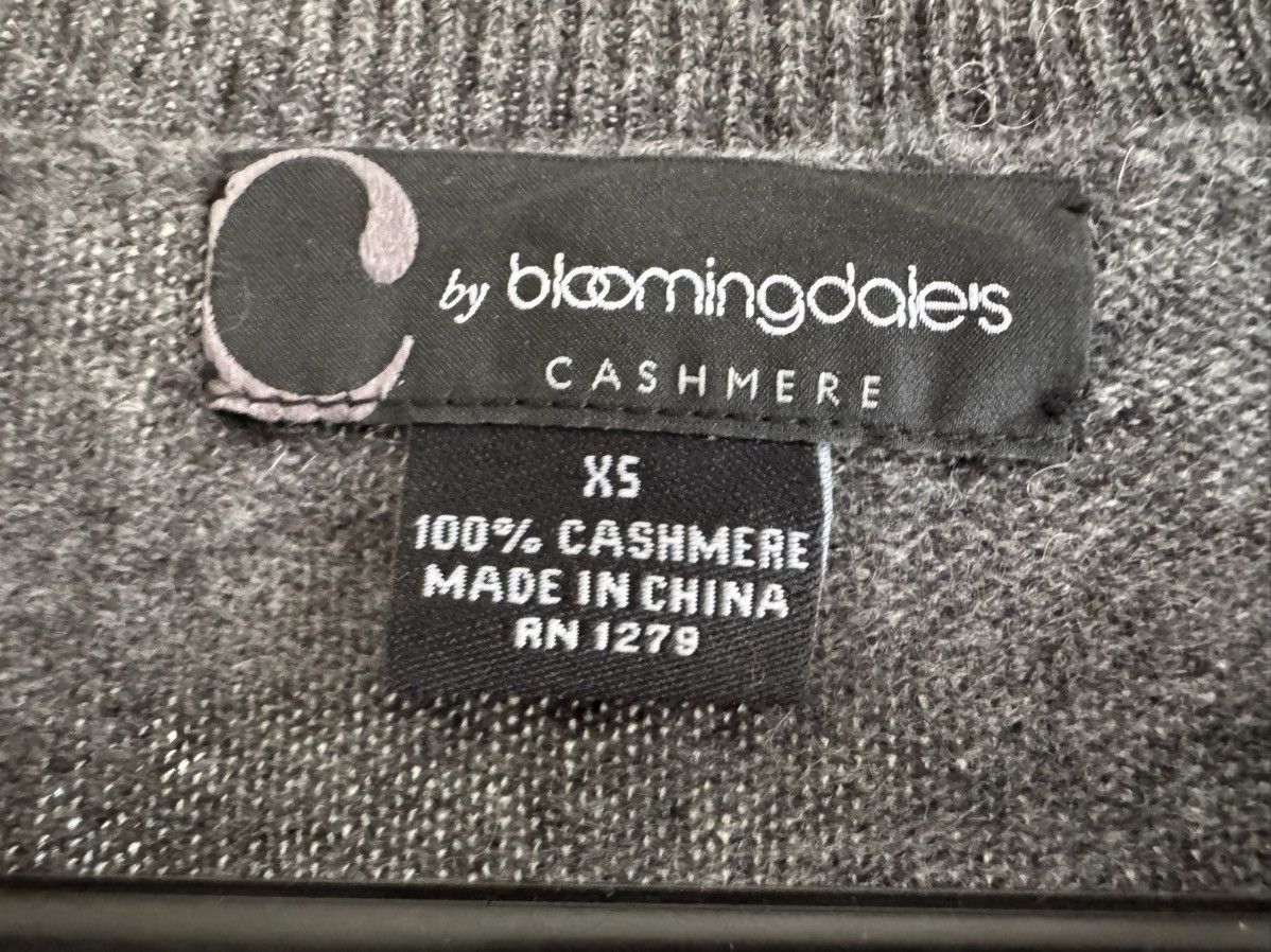 Bloomingdale's Bloomingdale's 100% Cashmere Embellished Shoulders Sweater Size XS / US 0-2 / IT 36-38 - 7 Thumbnail