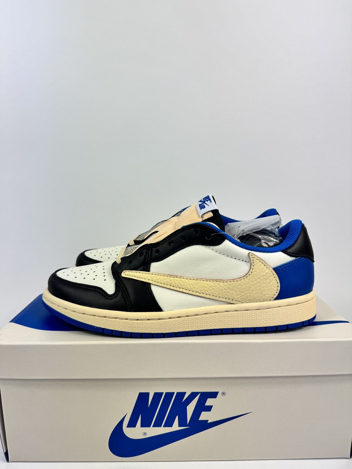 Nike × Travis Scott JORDAN 1 RETRO LOW FRAGMENT X TRAVIS SCOTT Size US 5.5 / EU 38 - 2 Thumbnail