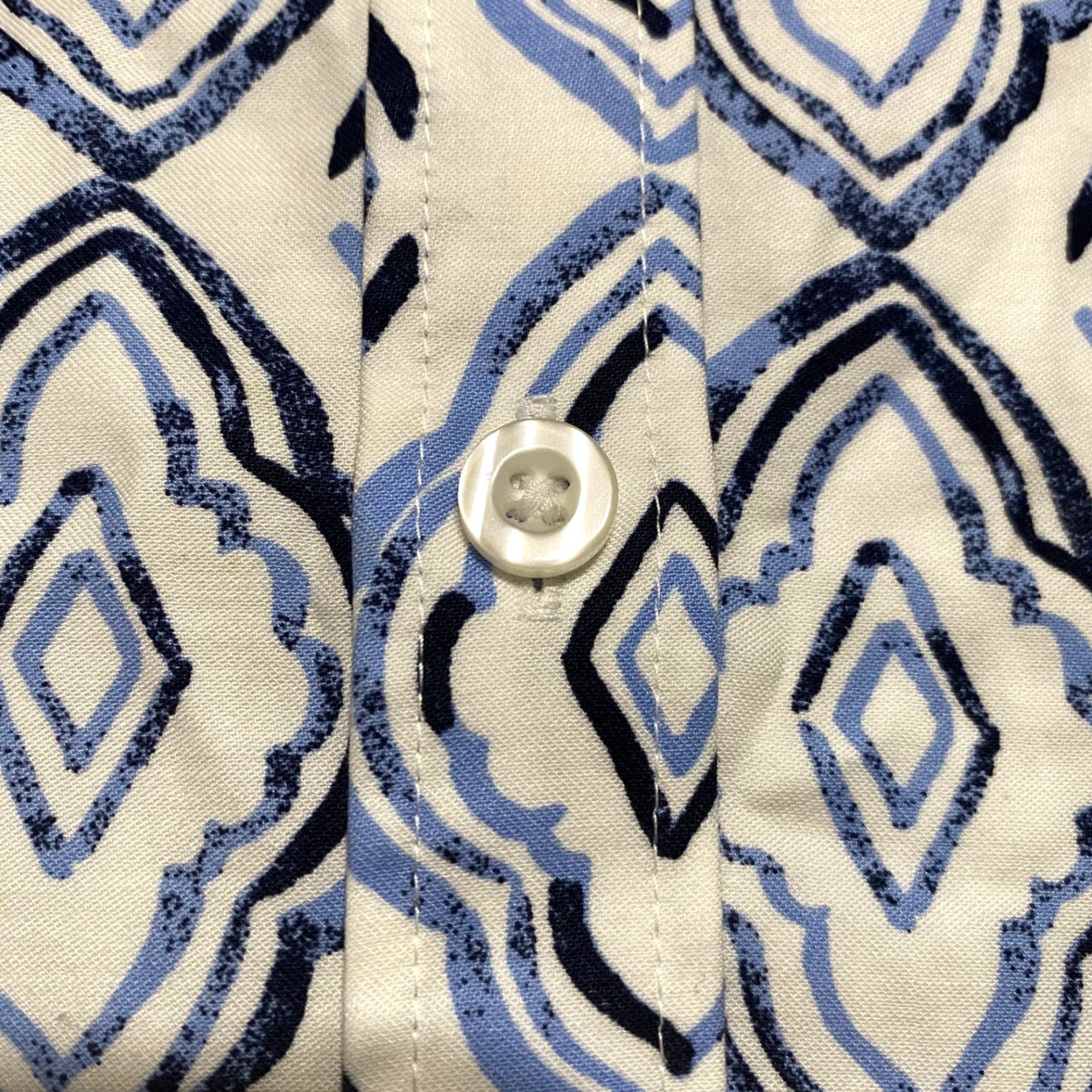 Vintage **Chico's Blue Medium Women's Geometric Button-Up Shirt** User: Chico's Blue Medium Women's Geometric Button-Up Shirt Size M / US 6-8 / IT 42-44 - 4 Thumbnail