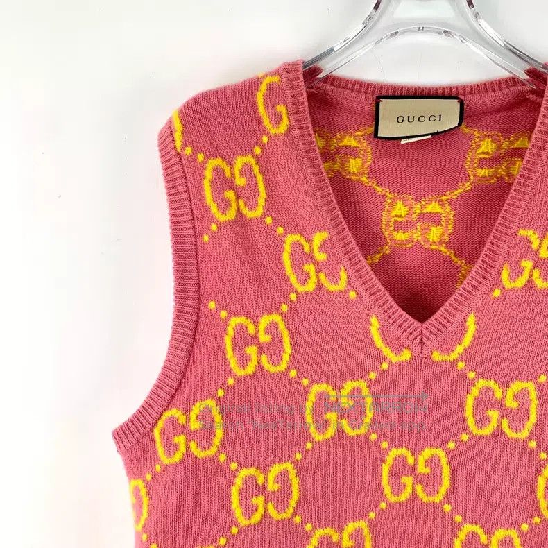 Gucci Gucci Pink logo jacquard full-print wool V-neck sleeveless Size US M / EU 48-50 / 2 - 3 Thumbnail