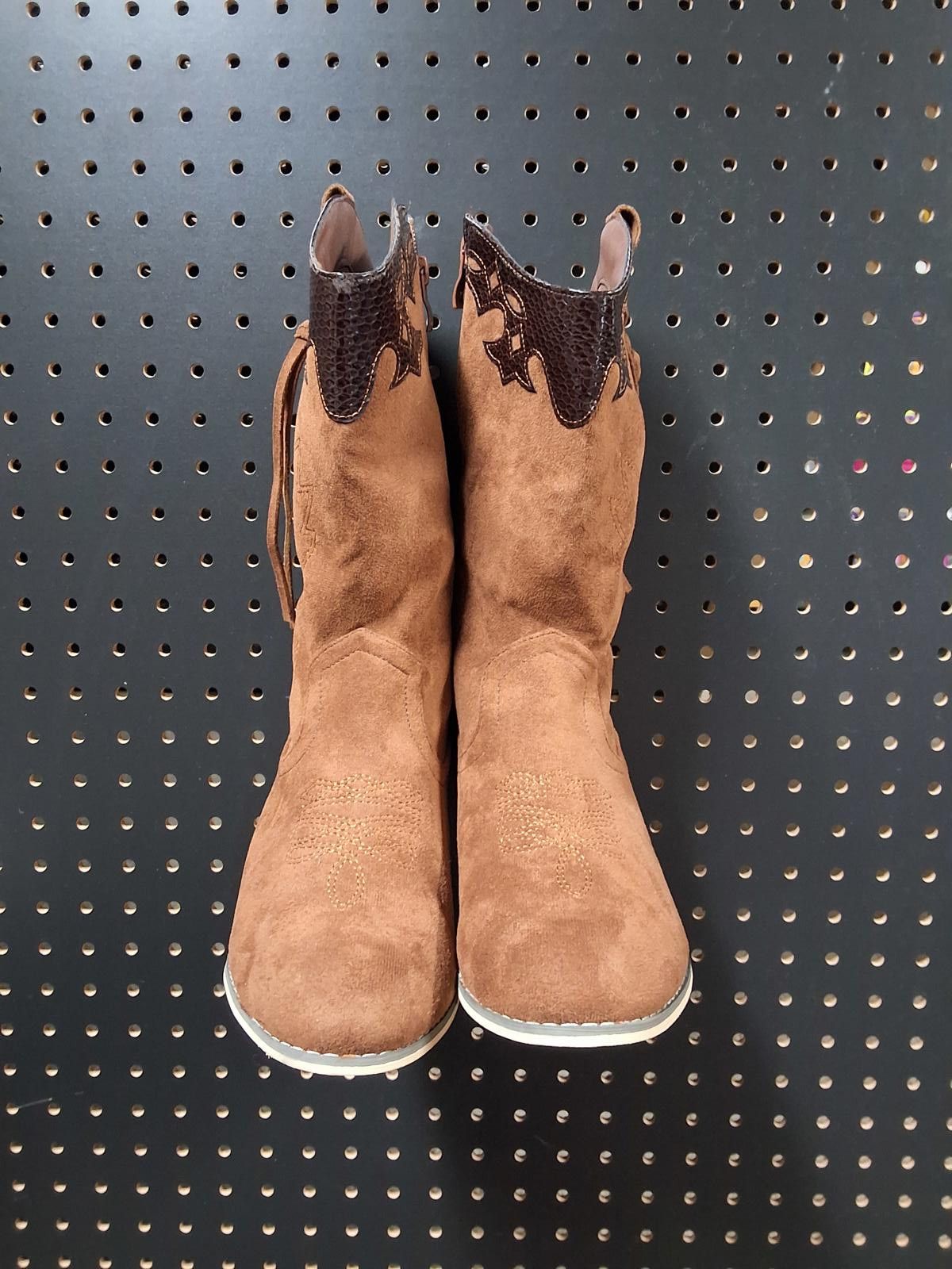 Unknown London Chic Western Cowboy Boots - Snag These Stylish Boots Now! Size ONE SIZE - 4 Thumbnail